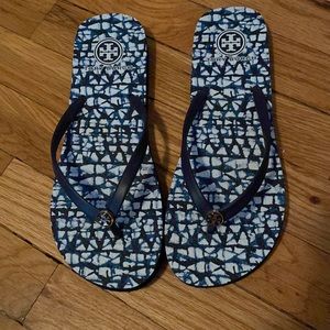 Lightly Worn Size 8 Navy Blue and White PatternTory Burch Flip Flops